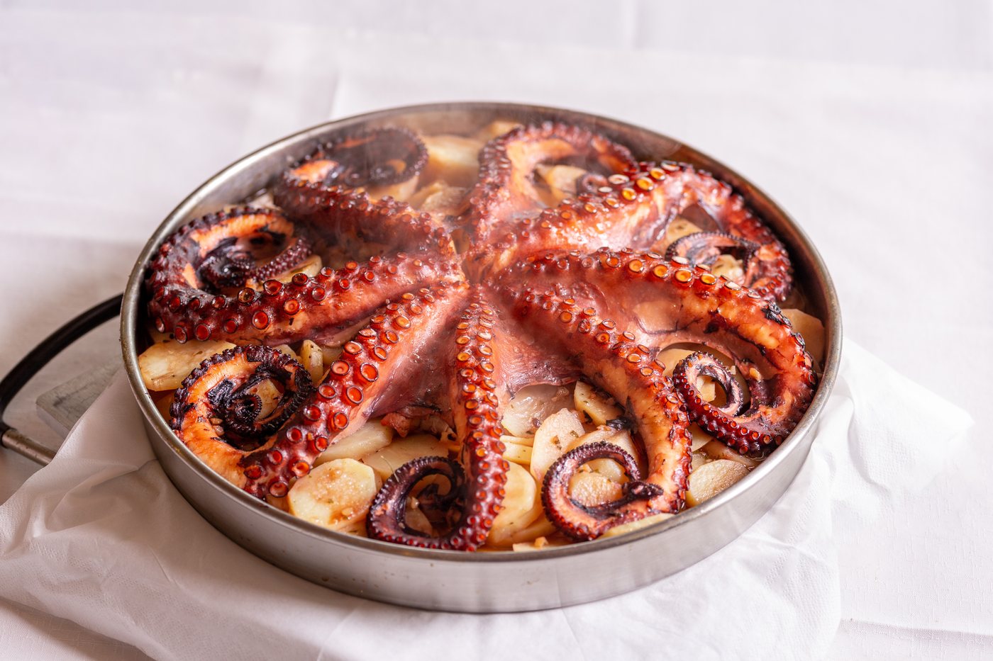 Hobotnica pripremljena u posudi kao Grill House specijalitet